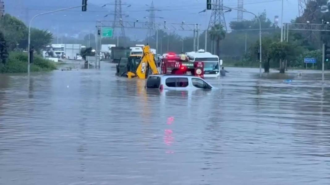 Hatay’da Sağanak Sel Oldu: Öğrenciler Kepçeyle Kurtarıldı! 2